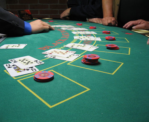 Fichas y mesa de blackjack